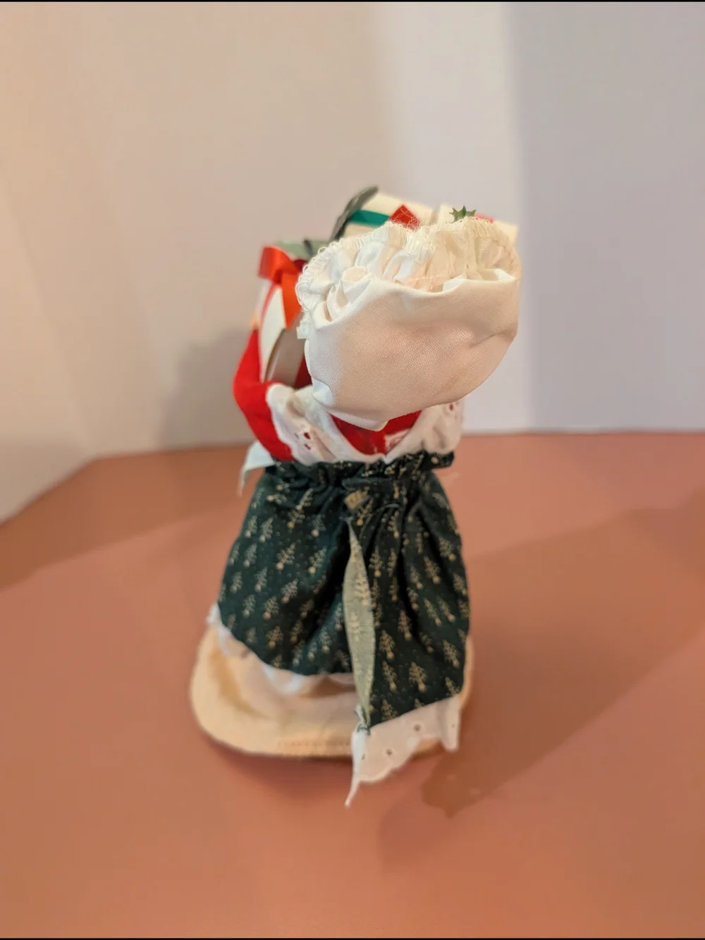 Vintage 1992 Annalee Mobilitee Mrs. Claus Figurine Holding Presents